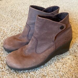 KEEN Brown Akita Ankle Wedge Booties Boots Size 8.5